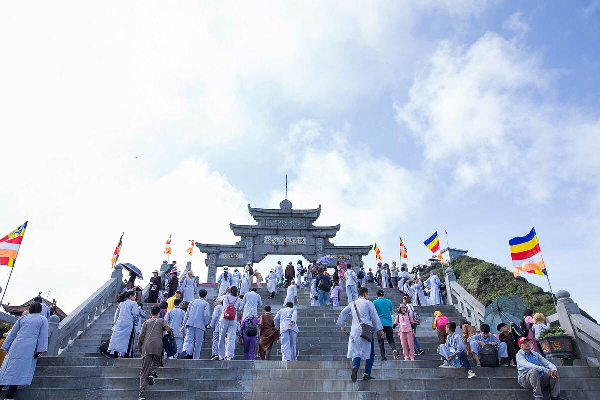 Du khách đến Fansipan Sa Pa mùa Vu Lan